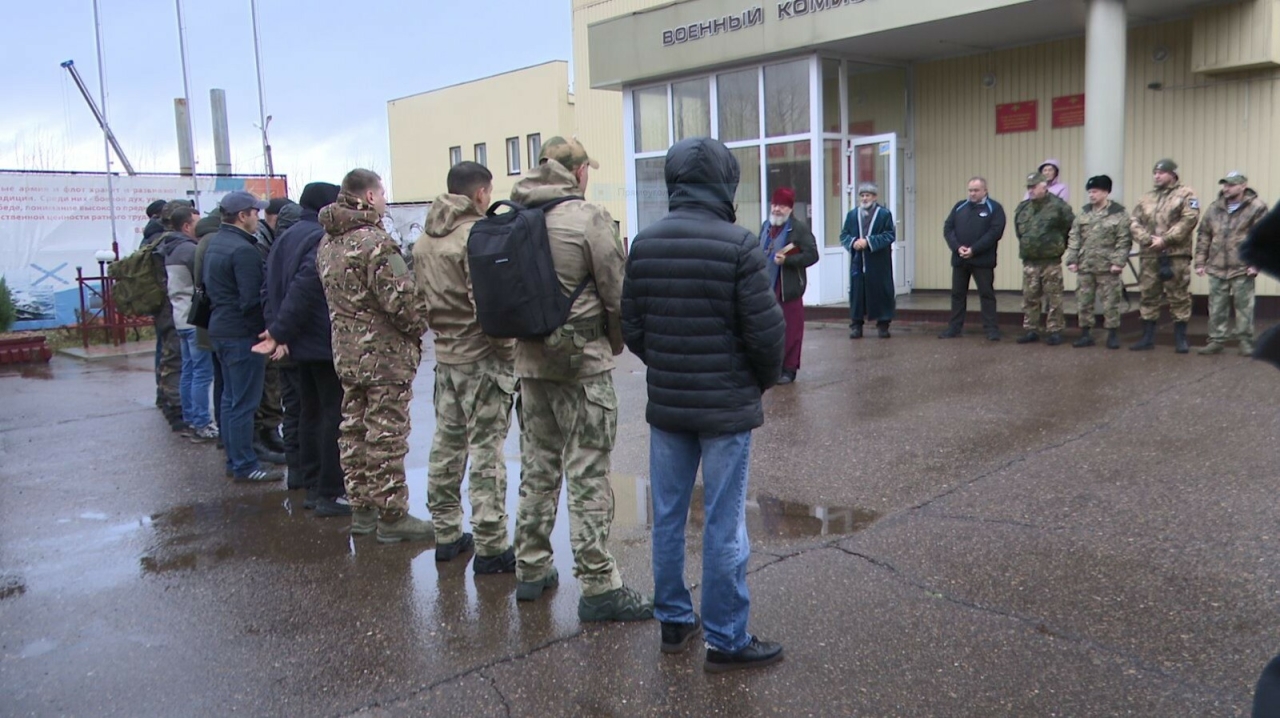 На военную службу по контракту в зону СВО отправились 13 нижнекамцев