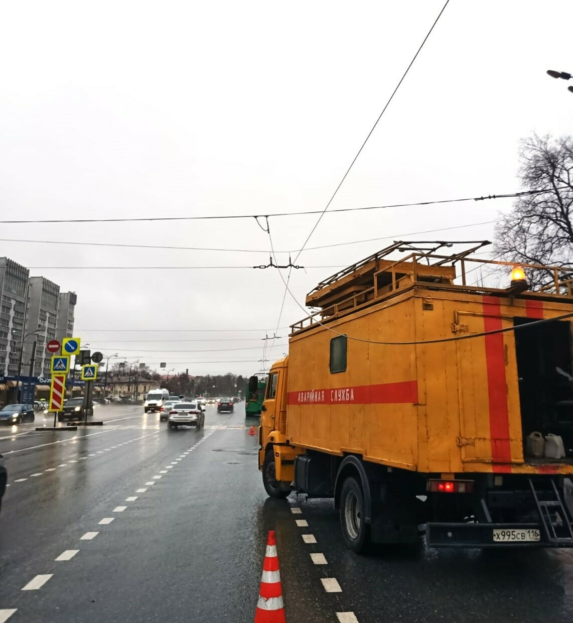 Под мостом на улице Арбузова заменили почти 180 метров провода трамвайной контактной сети