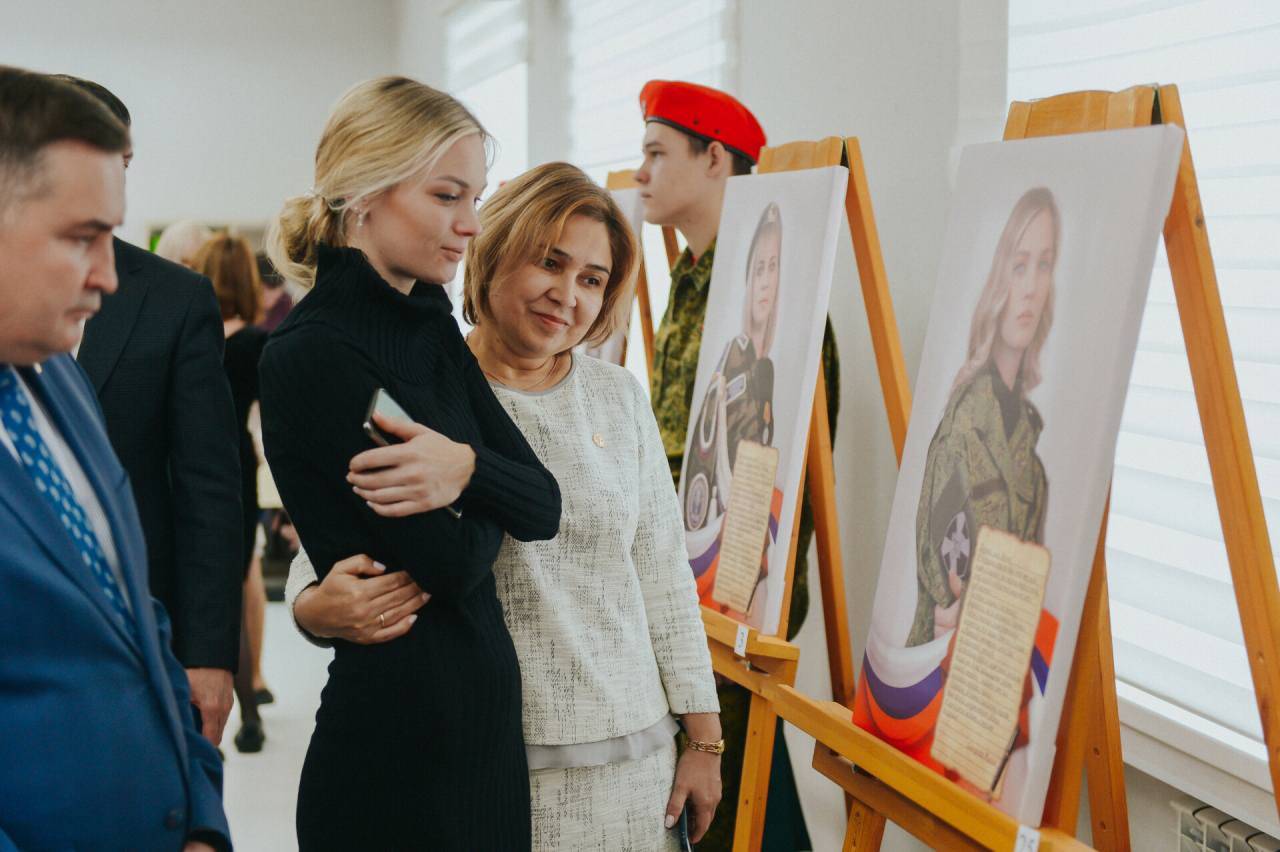 «Ваша вера и любовь — реальная поддержка»: в Альметьевске открыли выставку «Жены Героев»