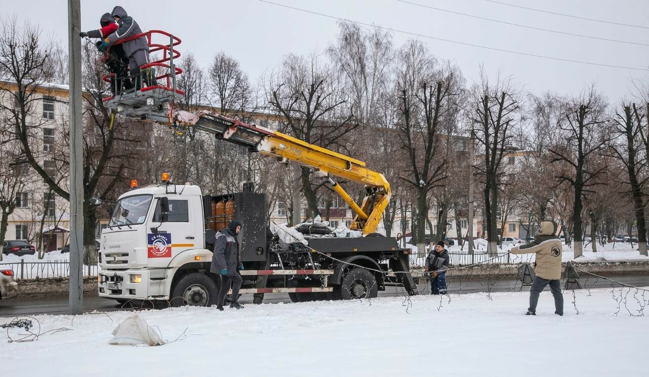 Улицы Нижнекамска начали украшать новогодними гирляндами