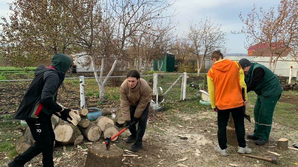 Альметьевские волонтеры накололи дрова для семей участников СВО