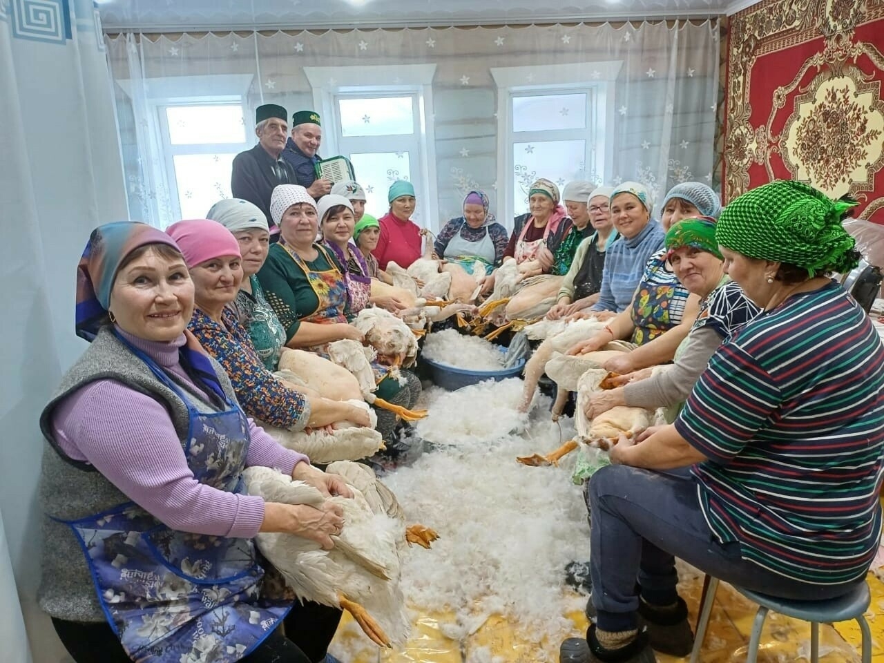 Нижнекамцы на старинном обряде «Каз өмәсе» подарили гусей матерям бойцов СВО