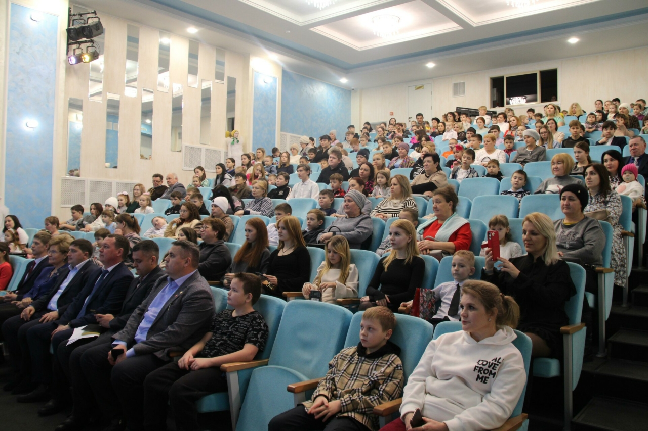 В Менделеевске детям бойцов СВО показали сказку «12 месяцев»