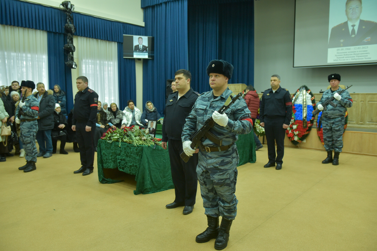 «Криминал трепетал, услышав его имя»: в Челнах простились с экс-главой УВД города