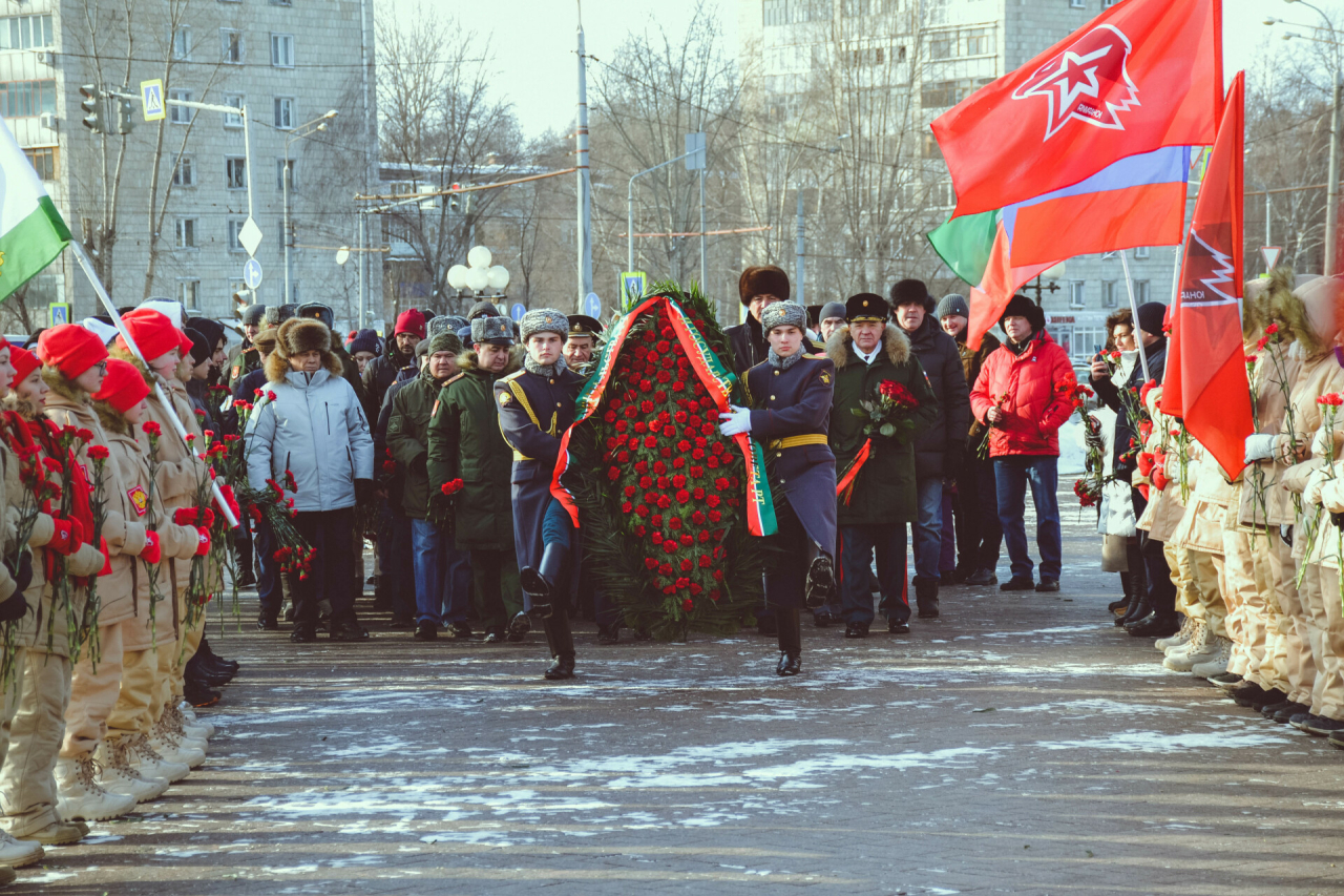 В казанском парке Победы прошла церемония возложения цветов к Вечному огню
