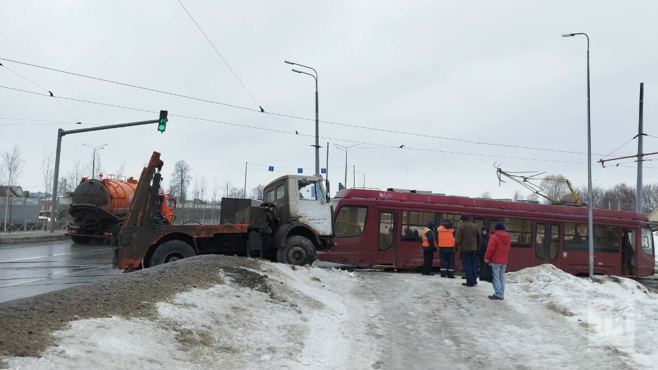 В Казани у грузовика отказали тормоза, и он протаранил трамвай