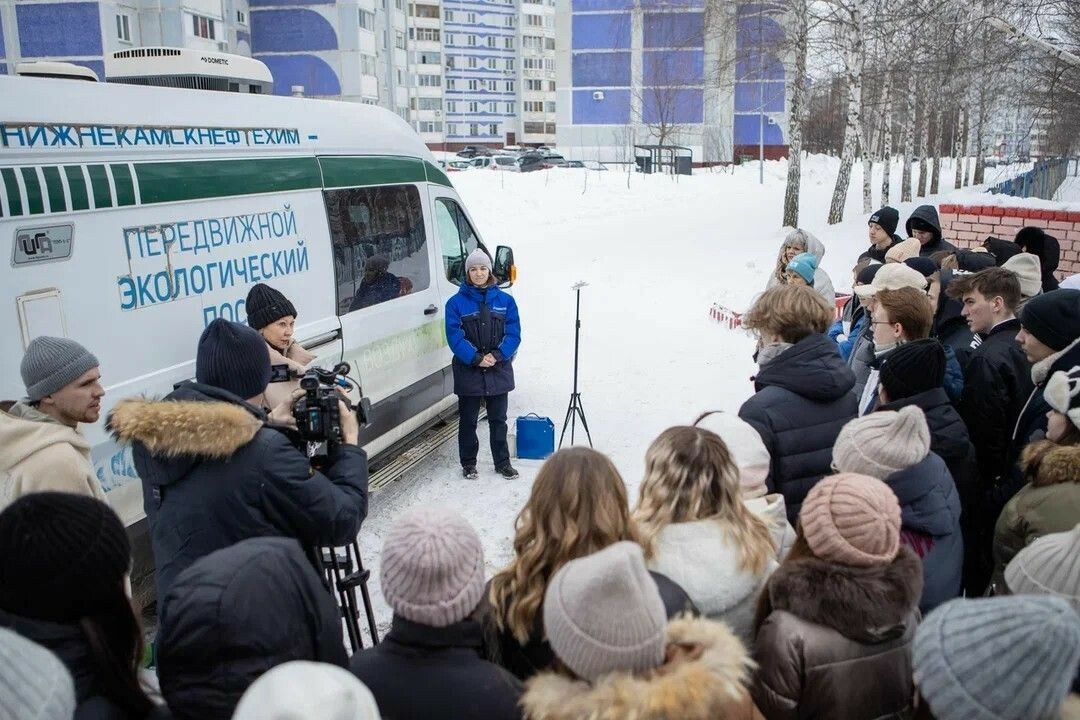 Ученикам нижнекамской гимназии №32 показали возможности передвижного экопоста НКНХ