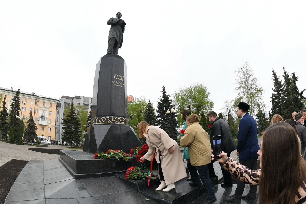 Минниханов и Шаймиев возложили цветы к памятнику Габдулле Тукаю в Казани