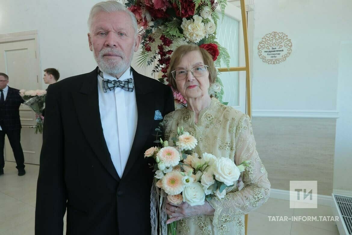 Народный поэт Ренат Харис с супругой Лилией отметили бриллиантовую свадьбу