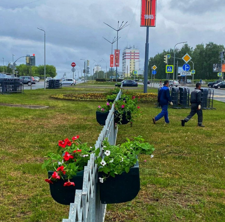 В этом году на улицах Челнов появится на 200 кашпо больше, чем в прошлом