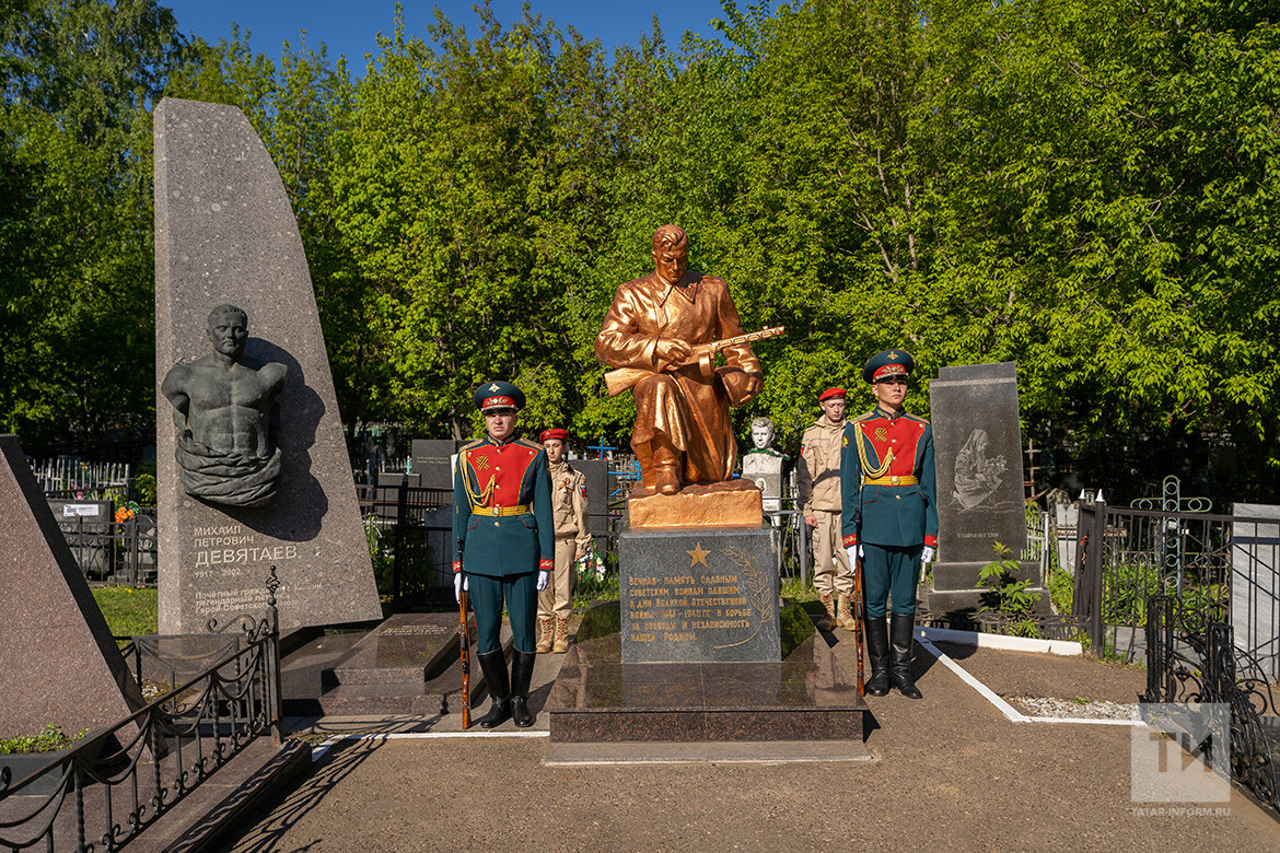 Минниханов проехал с портретом дяди, Магдеев спел с Коробченко: Татарстан отмечает 9 Мая