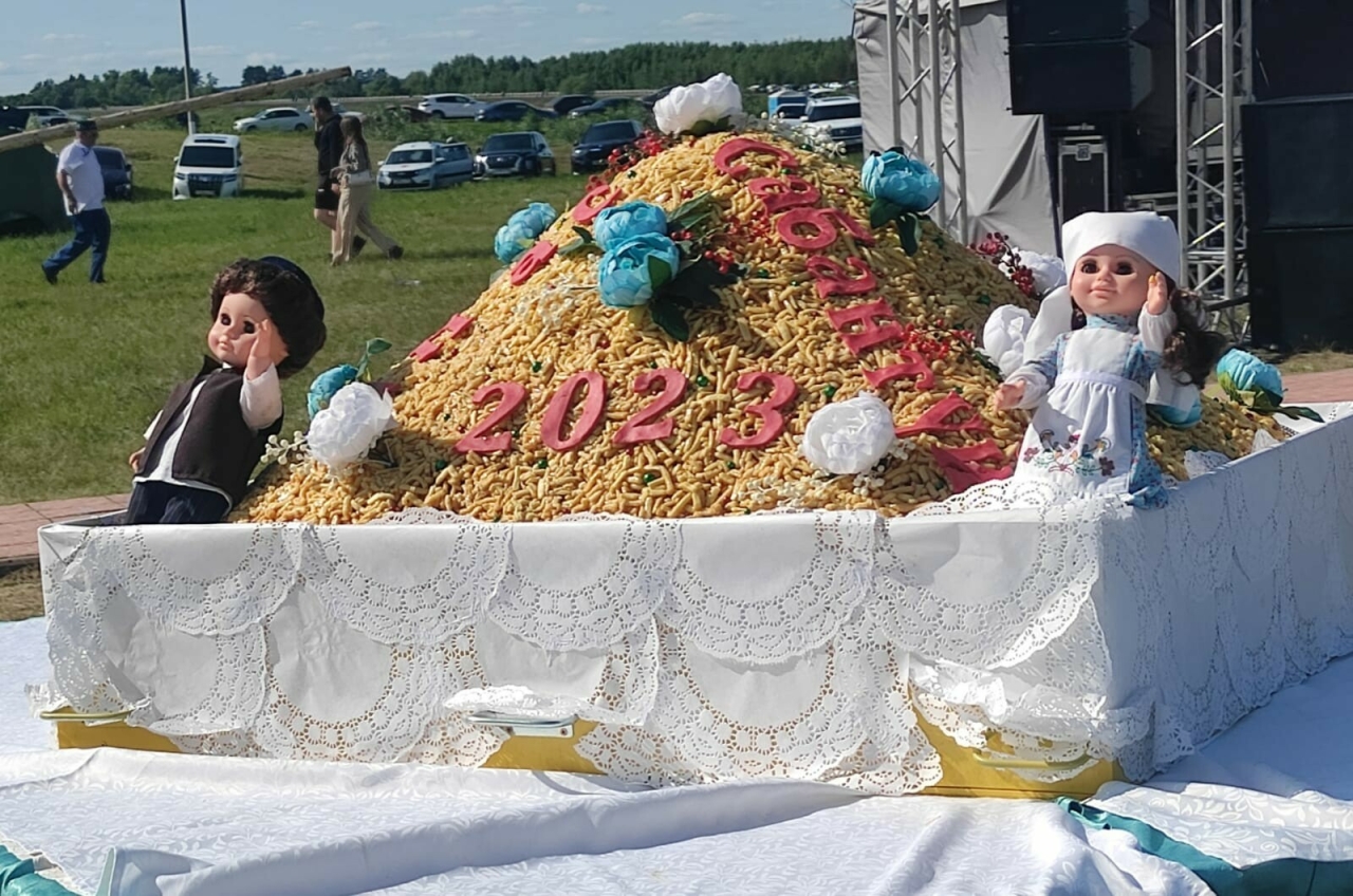 На Сабантуе в Апастово презентовали самый большой чак-чак в Заволжской зоне