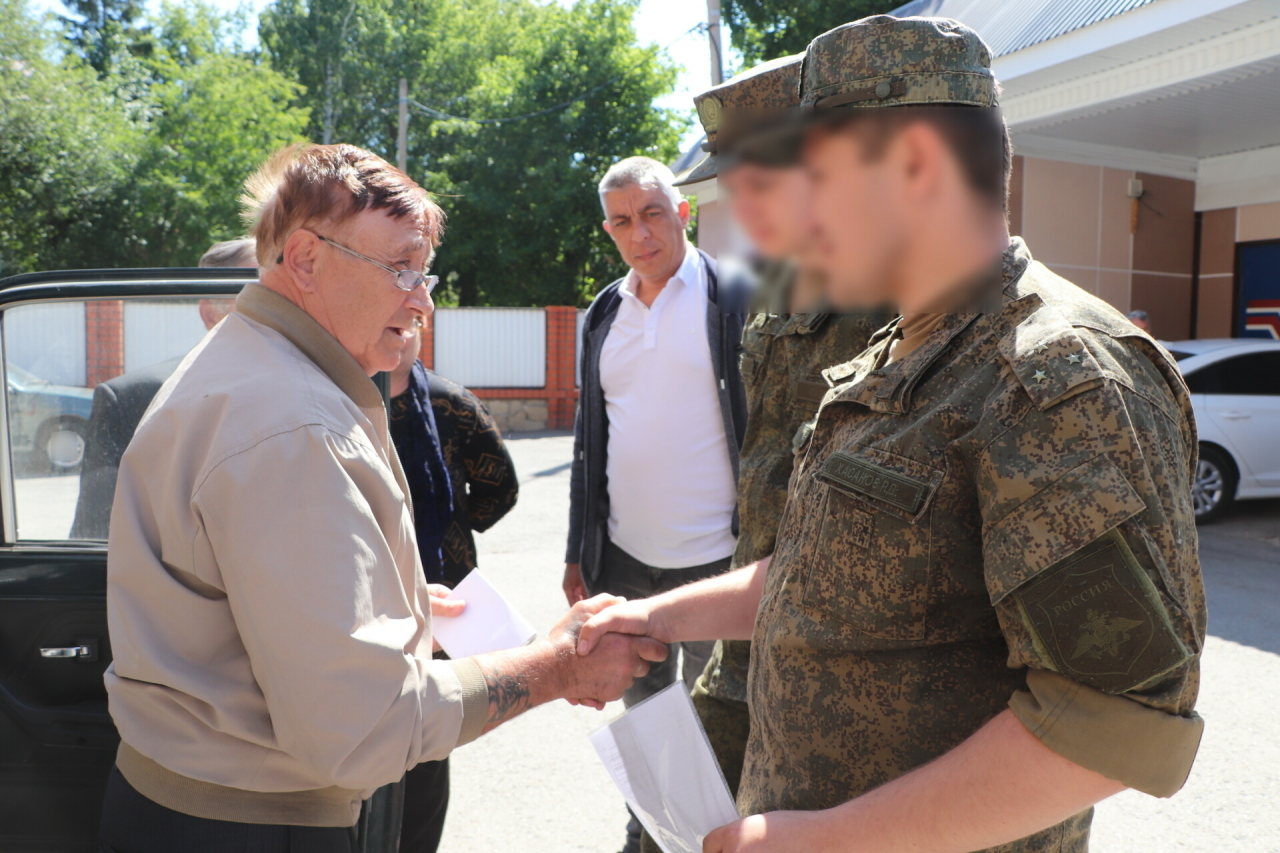 Житель Азнакаевского района подарил участникам спецоперации личный автомобиль