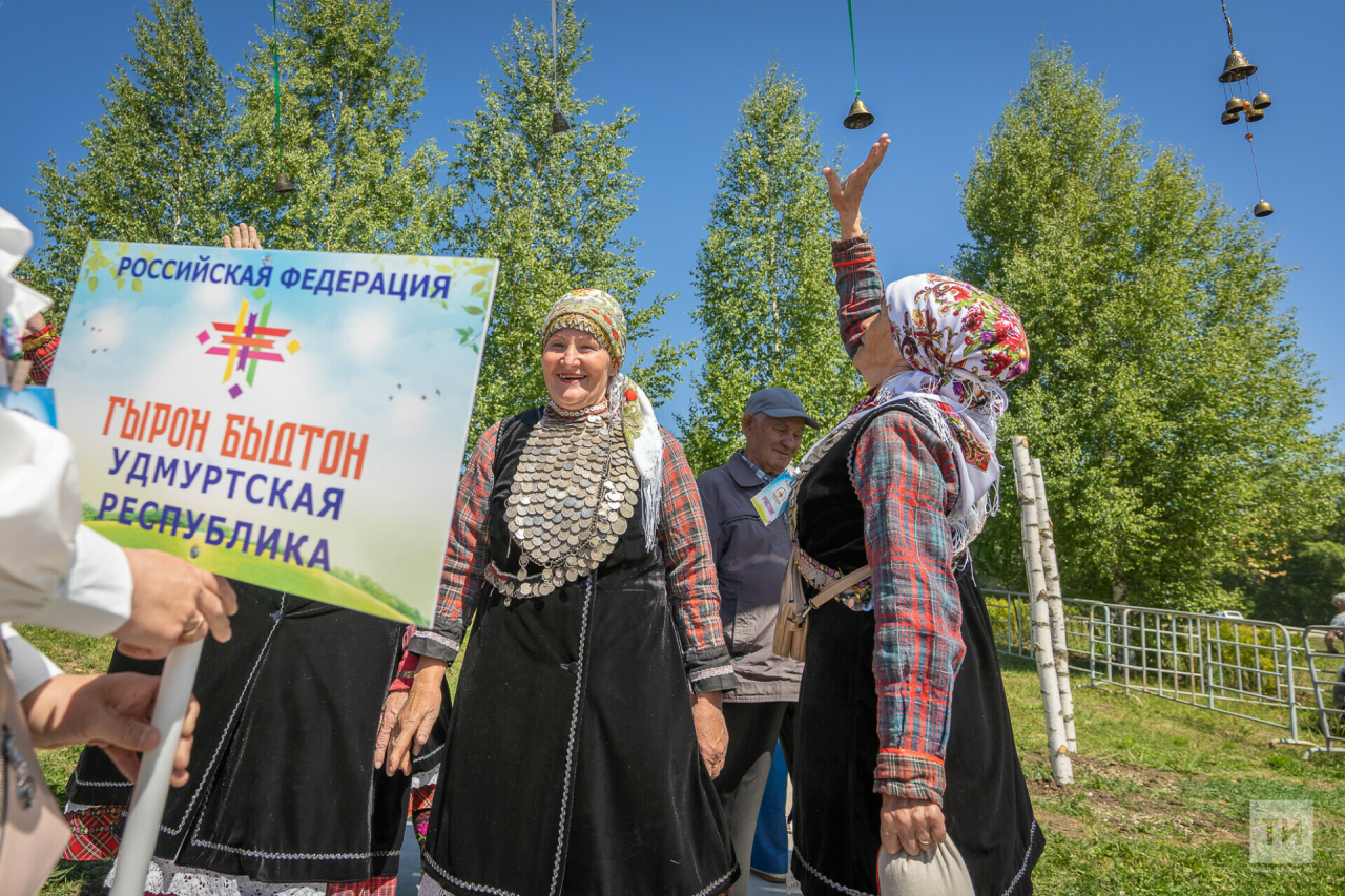 Каша-рекордсмен с гусем и обрядовые песни: в Татарстане встретили удмуртский Гырон Быдтон