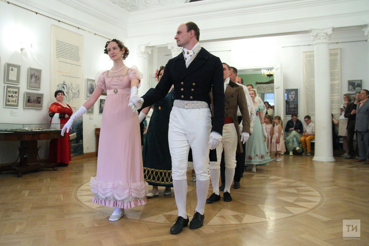 «Памятно будет минутное пребывание»: участники пушкинского бала сыграли в «ручеек»