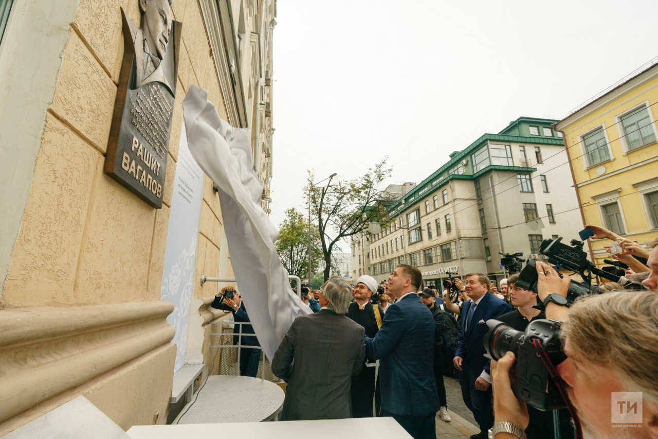 В Нижнем Новгороде появилась мемориальная доска в честь певца Рашита Вагапова