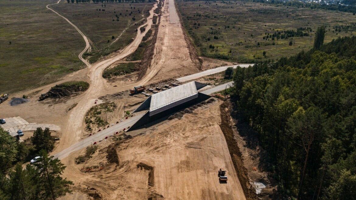 На двух путепроводах первого этапа обхода Челнов началось устройство сопряжения с дорогой