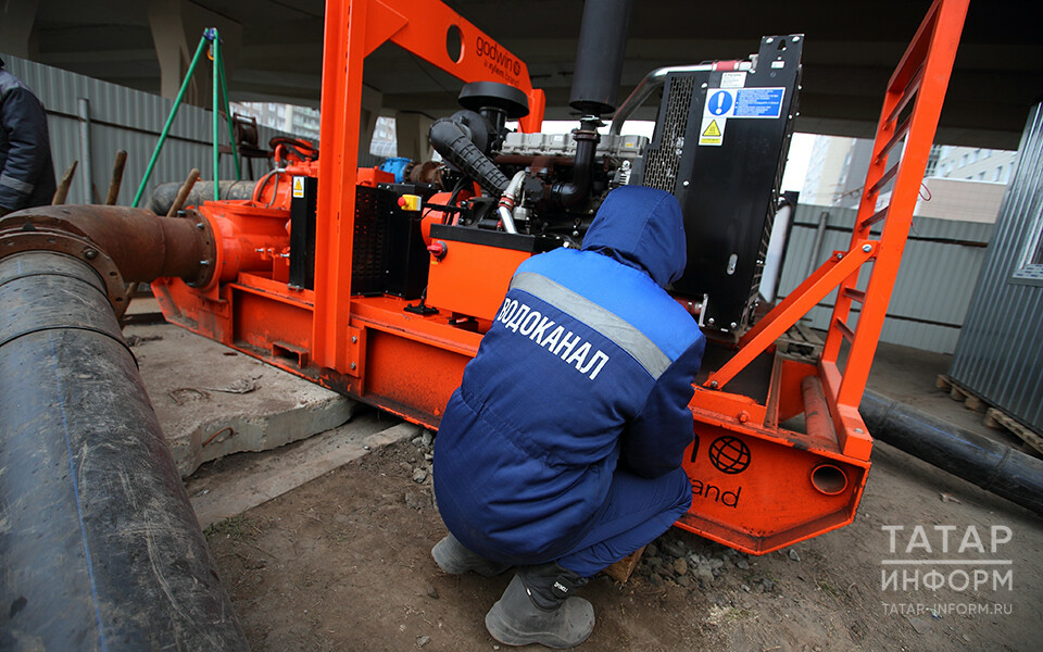 При прокладке ливневок на перекрестке Баруди и Серова в Казани повредили водовод