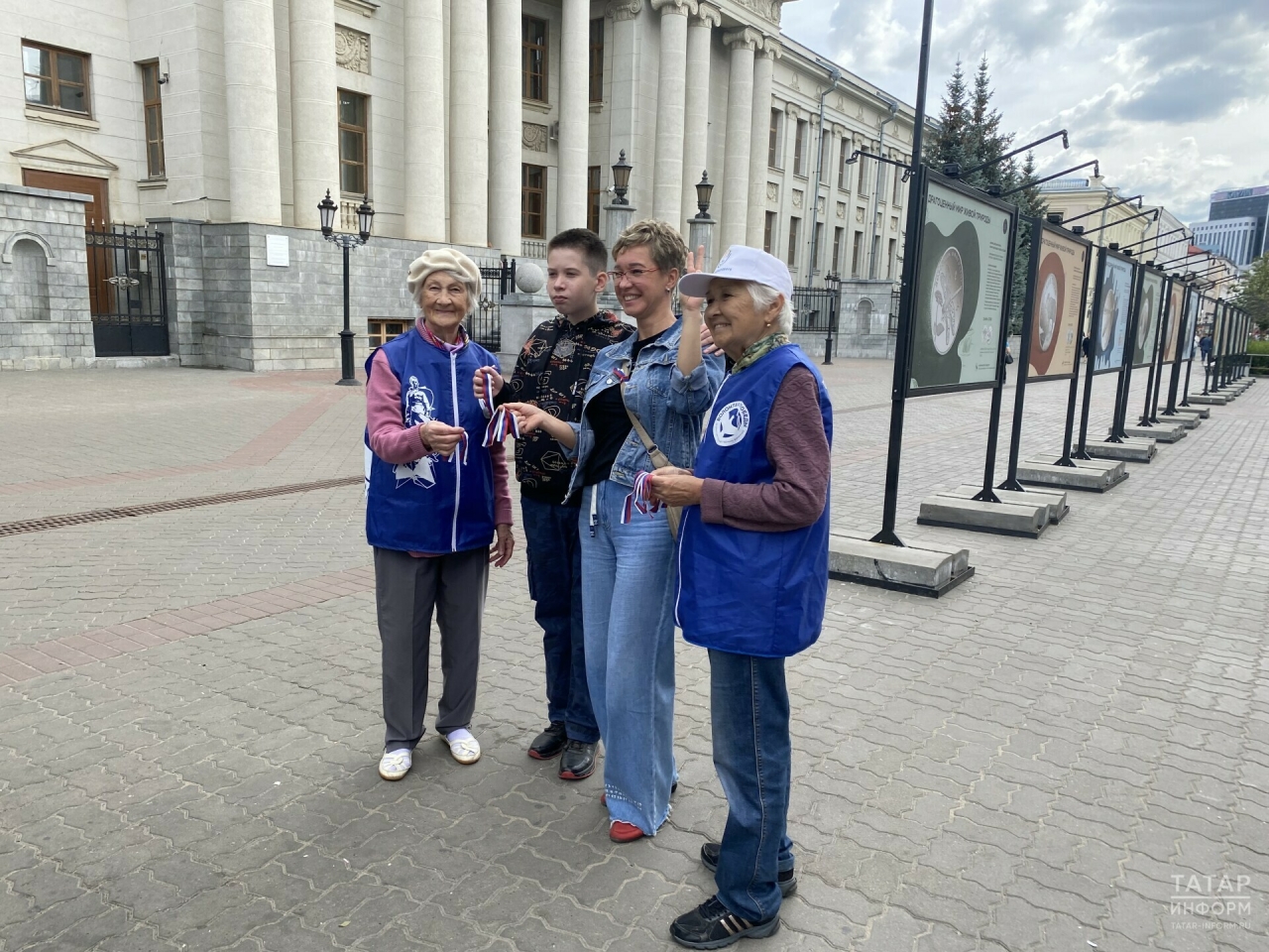 В честь Дня государственного флага России на Баумана казанцам раздали ленты с триколором