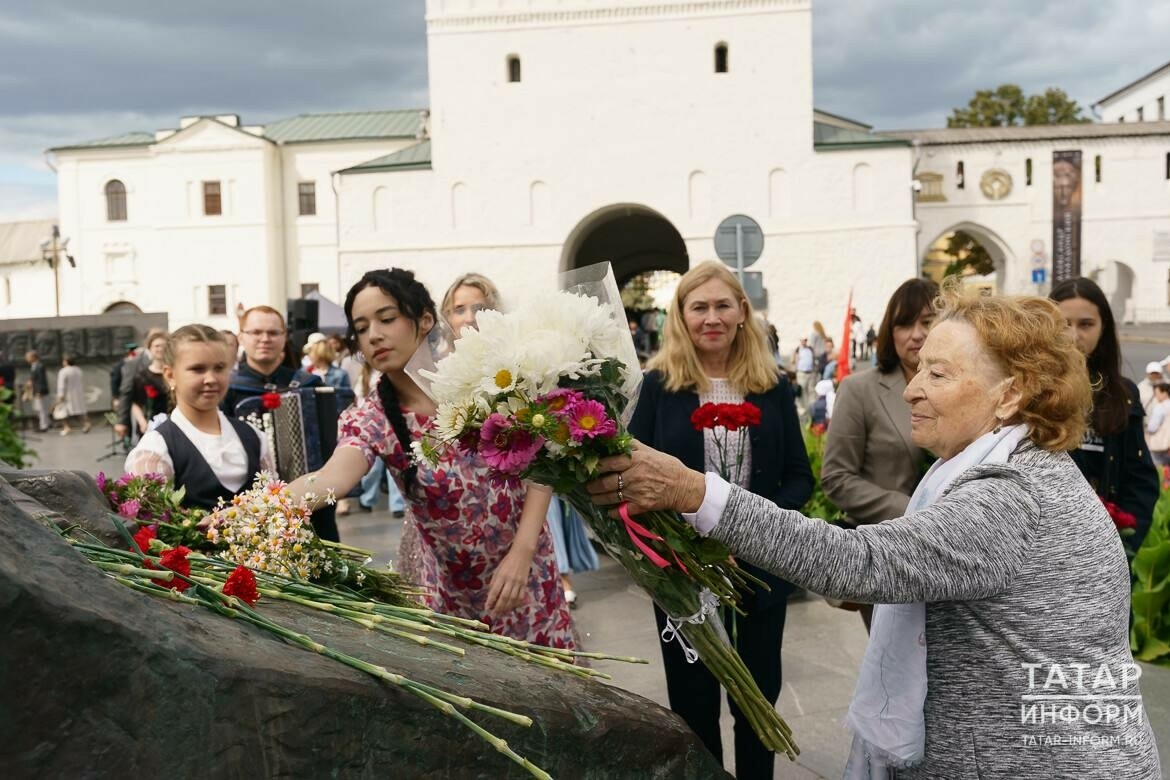 В День памяти поэта-героя Мусы Джалиля казанцы возложили цветы к его памятнику