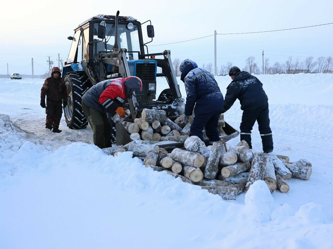 Искренняя поддержка: в Актанышском районе семьям бойцов СВО завезли дрова