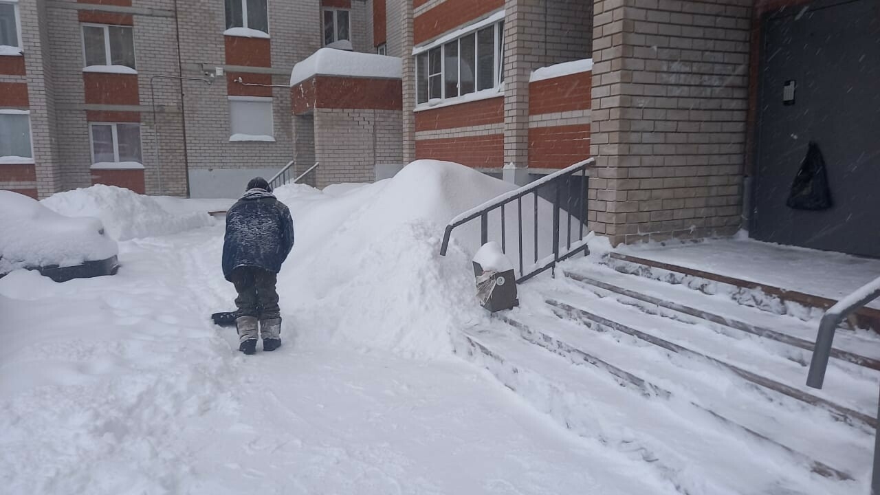 «Прилагаем все усилия»: в Агрызе к уборке снега присоединились горожане