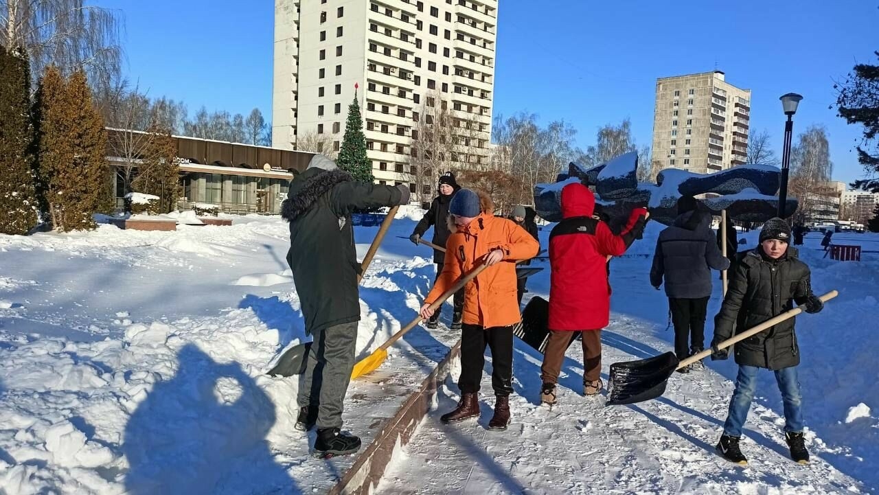 На очистку парков и скверов в Челнах вышли более 200 школьников и студентов