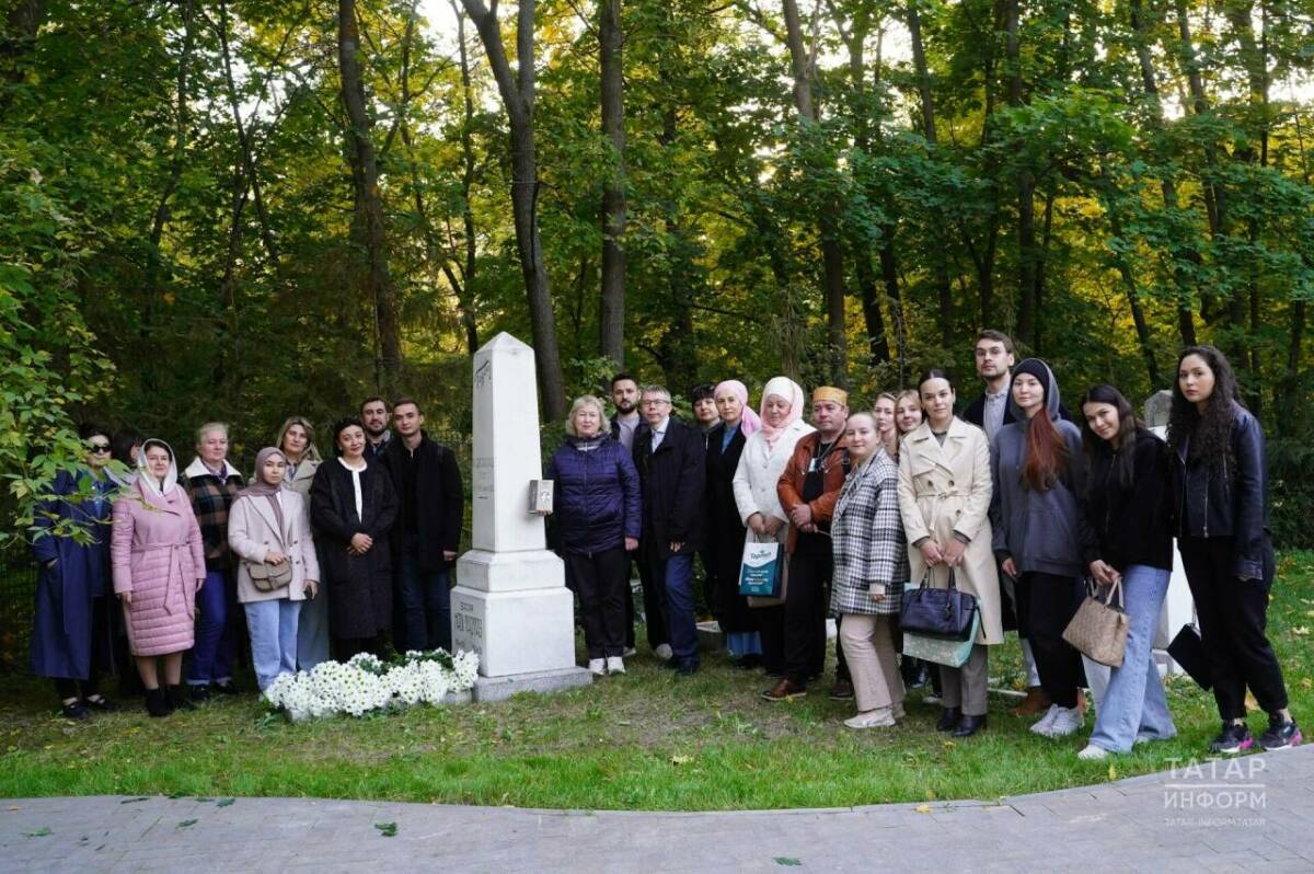 В Казани возложили цветы к могиле татарского поэта Хади Такташа