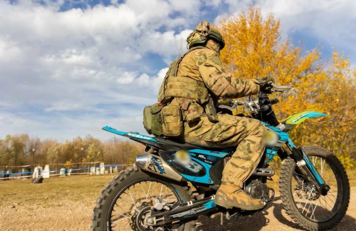 В Альметьевске бойцов СВО учат стрелять с мотоциклов по движущимся мишеням