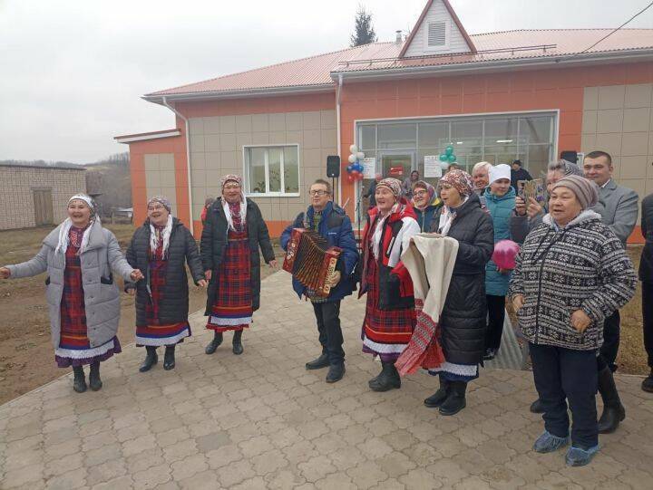 Партдесант оценил строящийся детский лагерь и обновленный ФАП в районах Татарстана