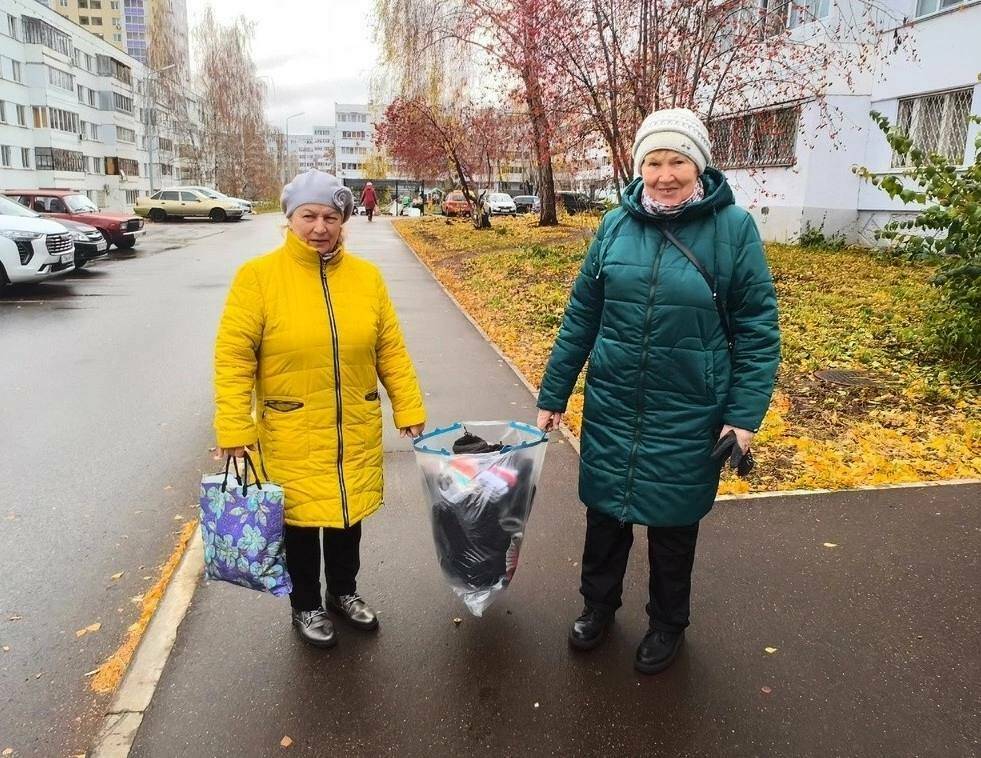 Жительница Челнов вяжет для бойцов теплые носки в расцветке триколора