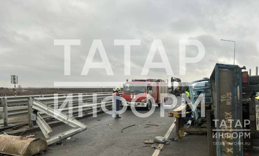 Грузовик въехал в отбойник на трассе М7 и опрокинулся, пассажир погиб