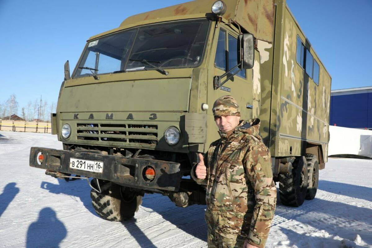 В День государственного флага Татарстана мэр Бугульмы передал военнослужащим КАМАЗ