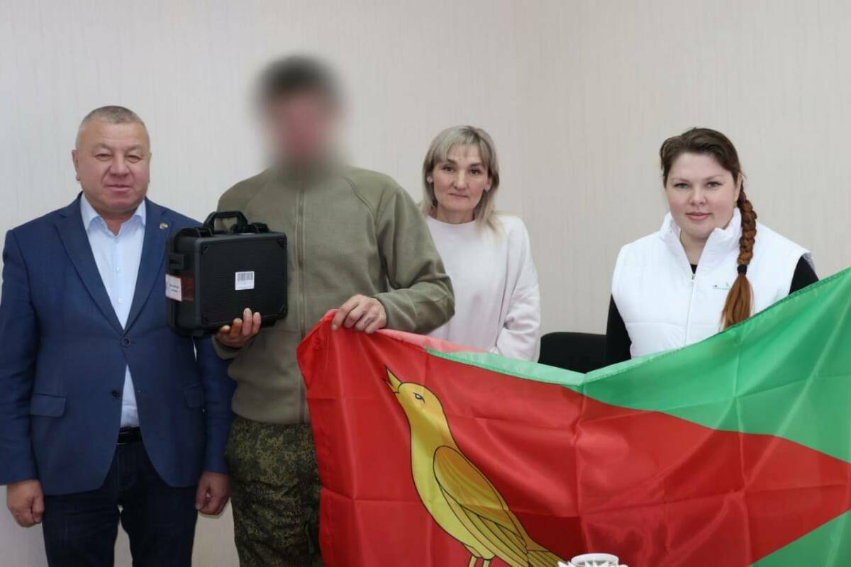 Глава Сармановского района РТ передал бойцу СВО детектор дронов