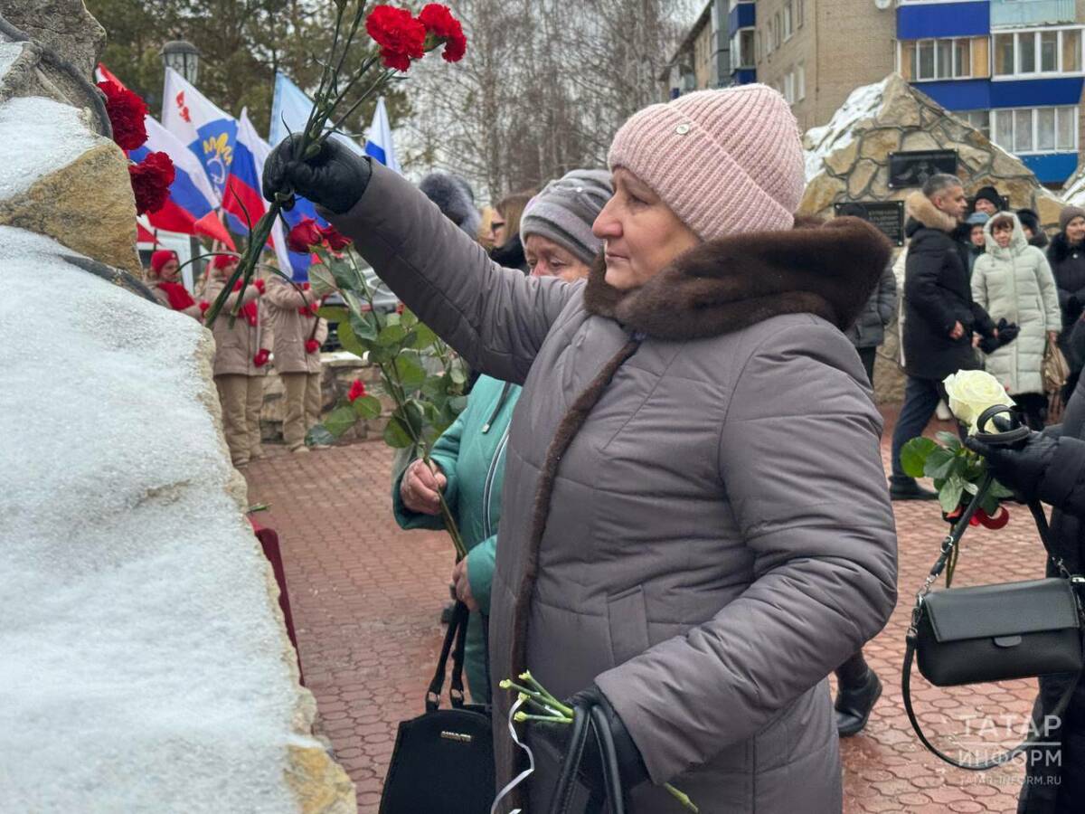 «Эта улица никогда не будет пустовать»: в Менделеевске открылась аллея Славы