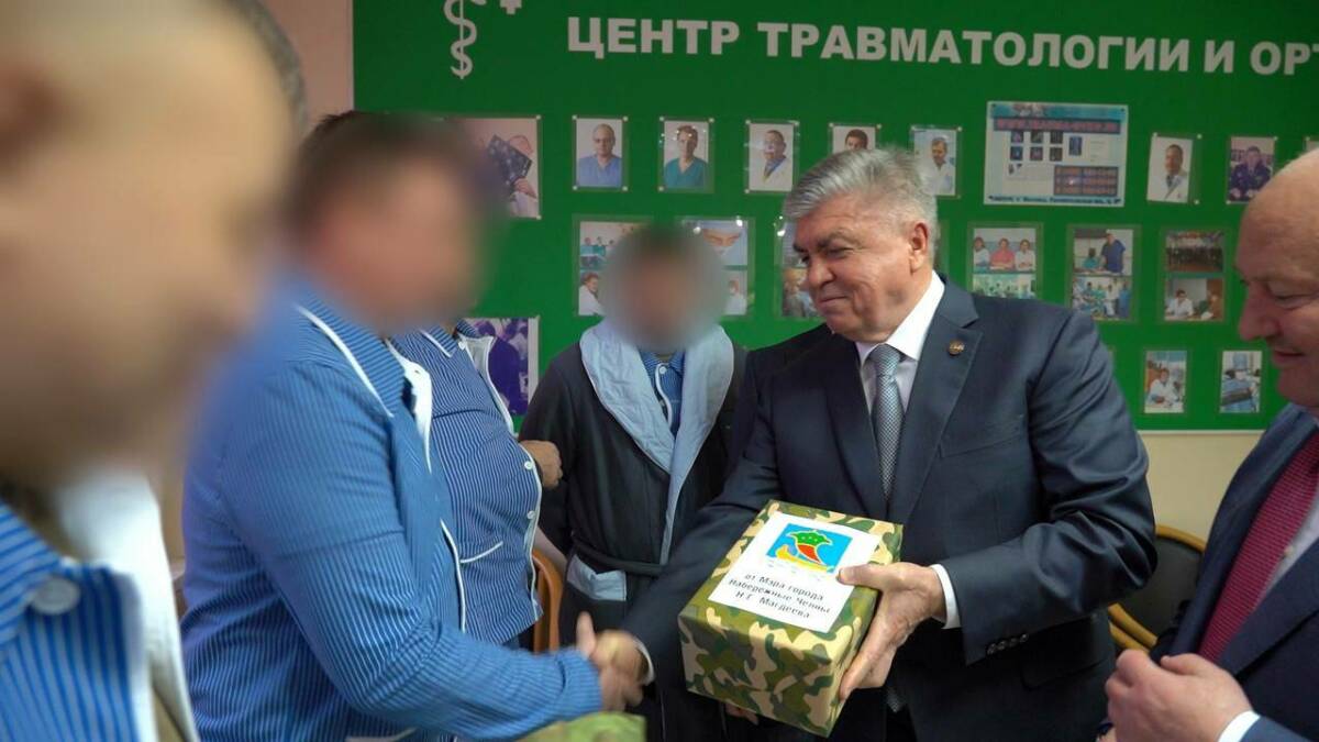 «Сделали все, чтобы защищать Отечество»: мэр Челнов посетил бойцов в госпитале Бурденко