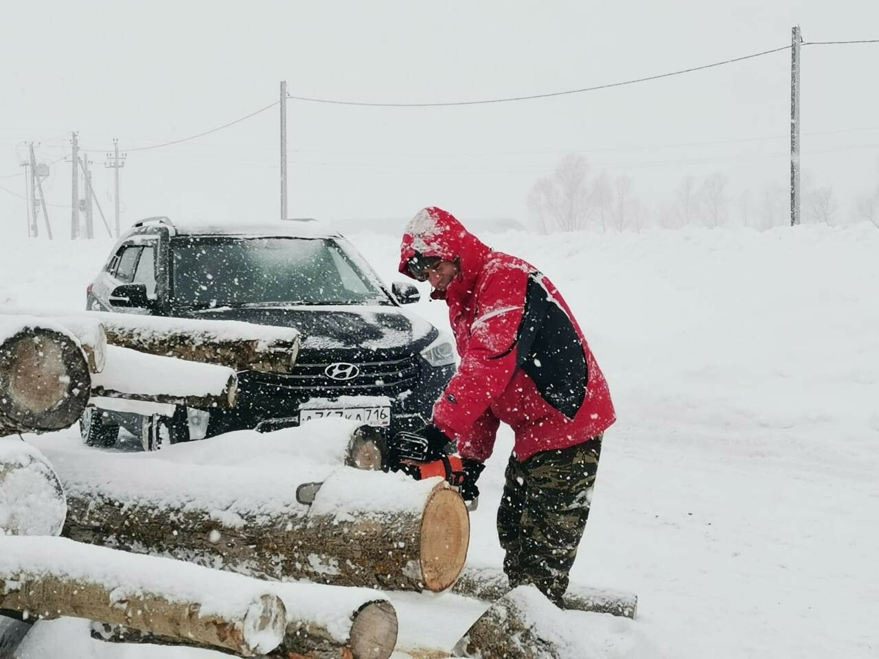 «Чтобы помощь приносила пользу»: актанышцы доставили дрова семьям бойцов СВО