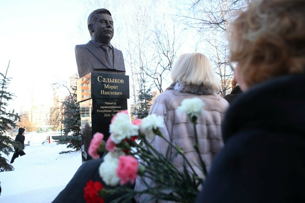 На территории седьмой больницы Казани открыли бюст Марата Садыкова