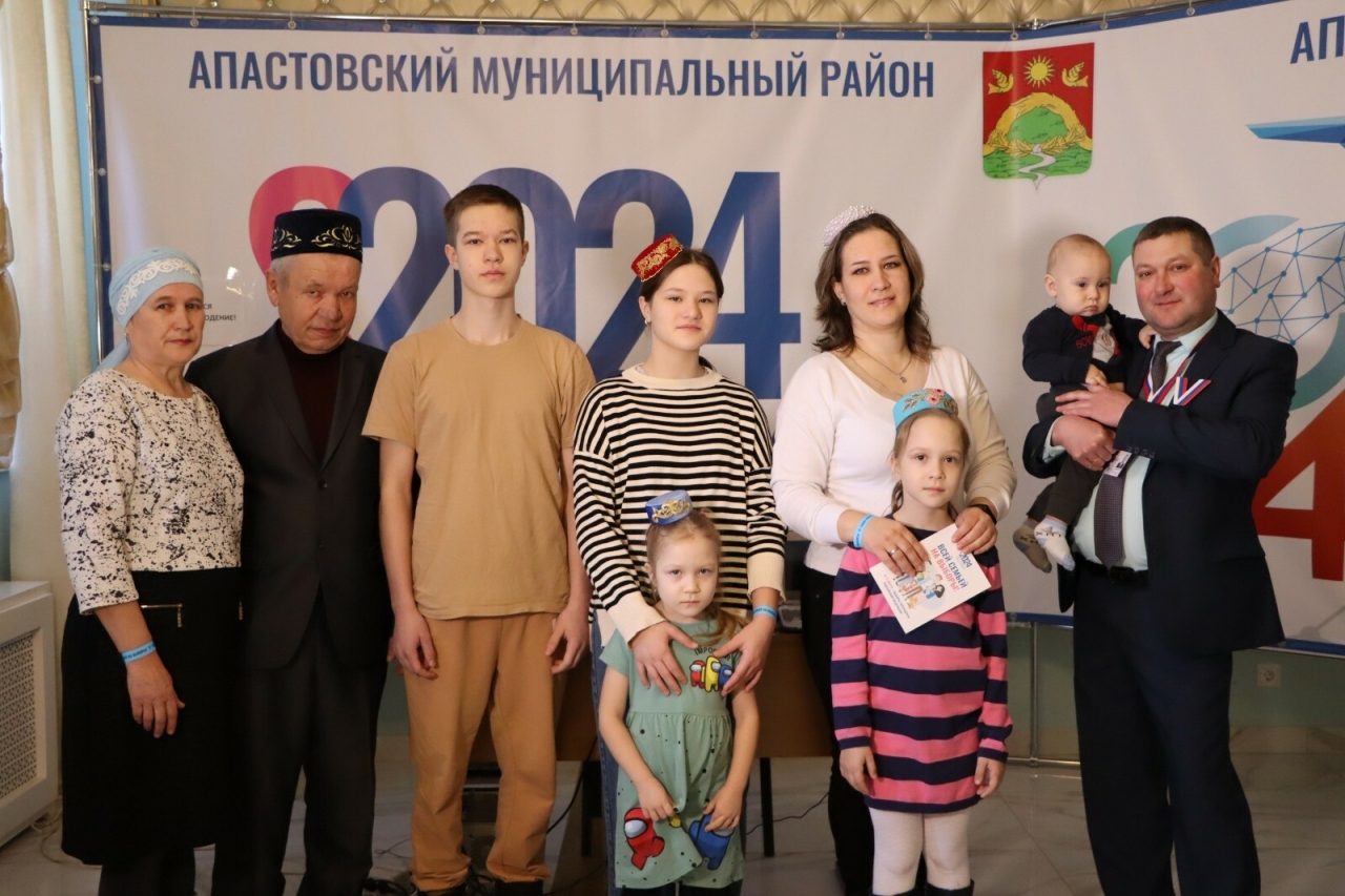 «Устроили замечательный праздник»: Ахметзяновы в Апастово пришли на выборы с пятью детьми