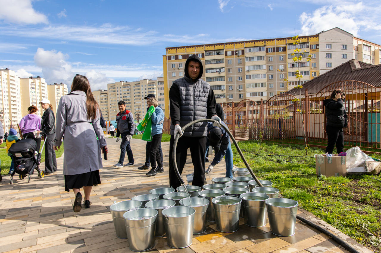 На бульваре «Западные ворота» в Альметьевске семьи высадили фамильные деревья