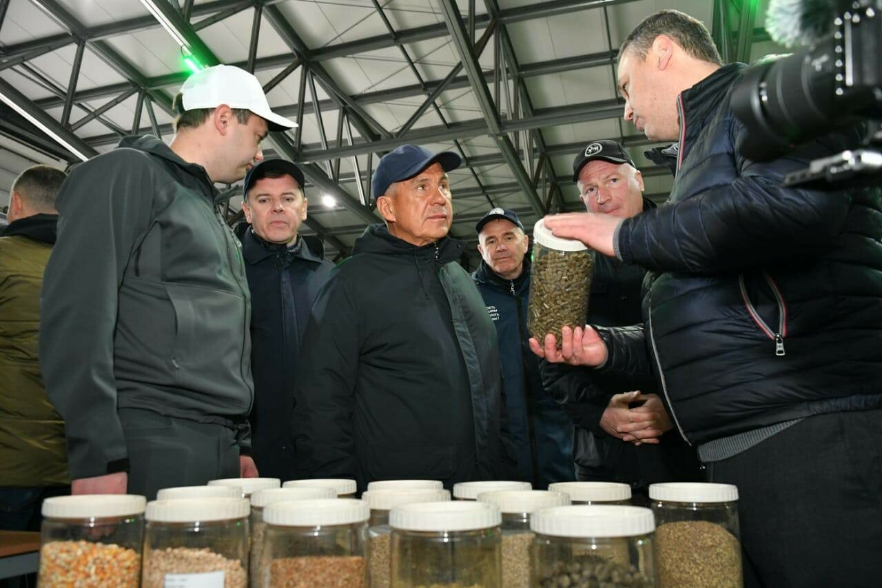 Минниханов ознакомился с ходом весенне-полевых работ в Чистопольском районе