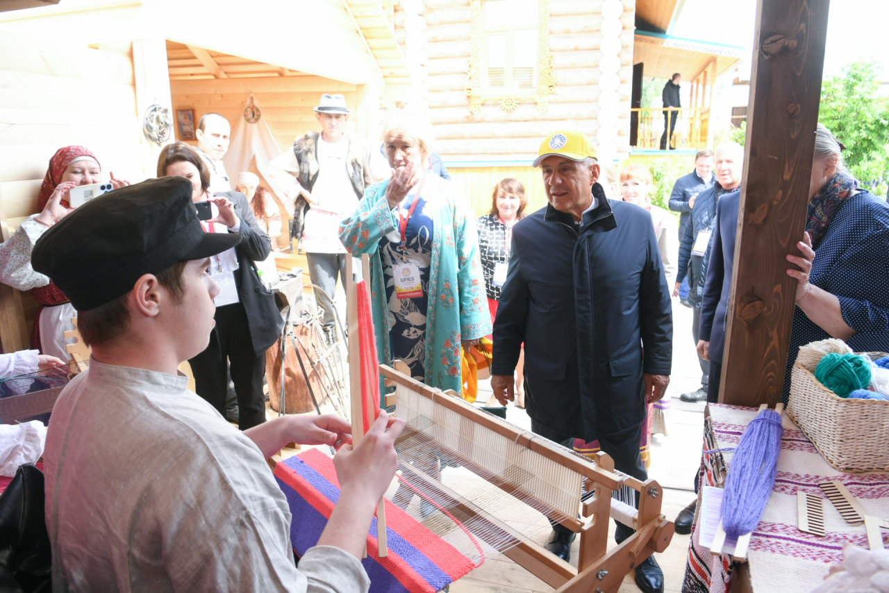 Рустам Минниханов осмотрел город мастеров на русском празднике «Каравон»