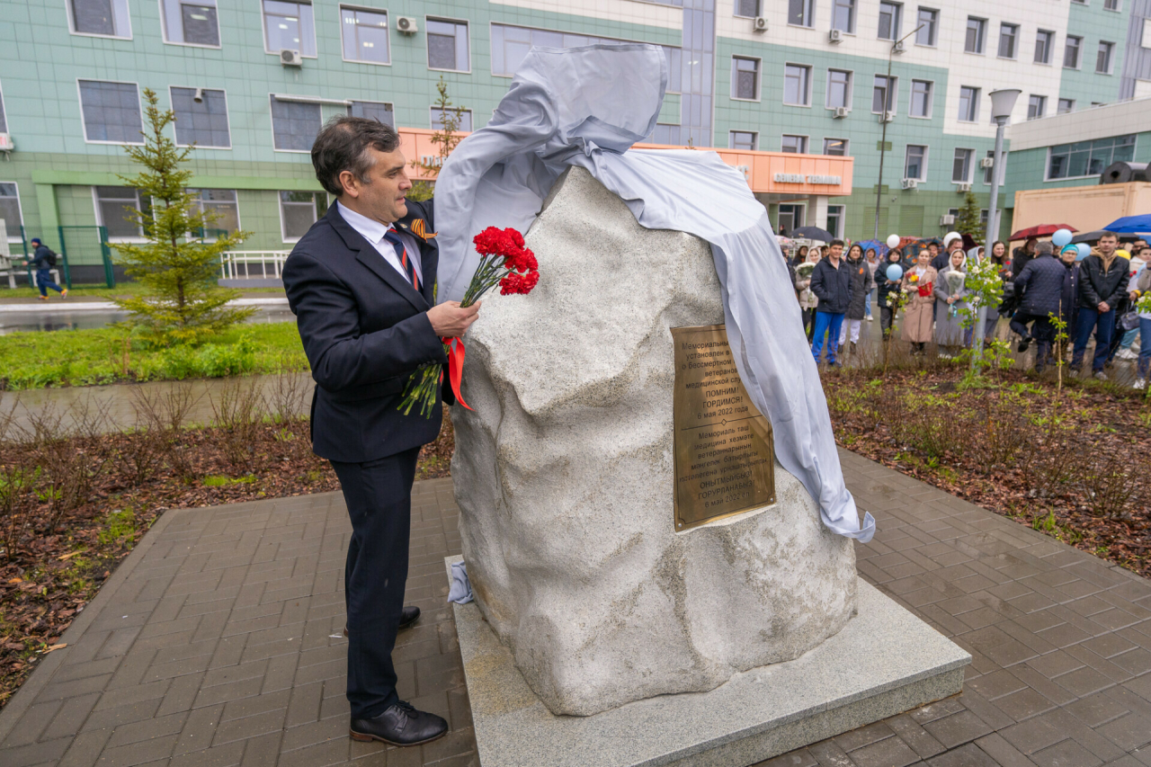 «Они подарили нам Победу»: в казанской больнице №7 открыли памятник ветеранам-медикам