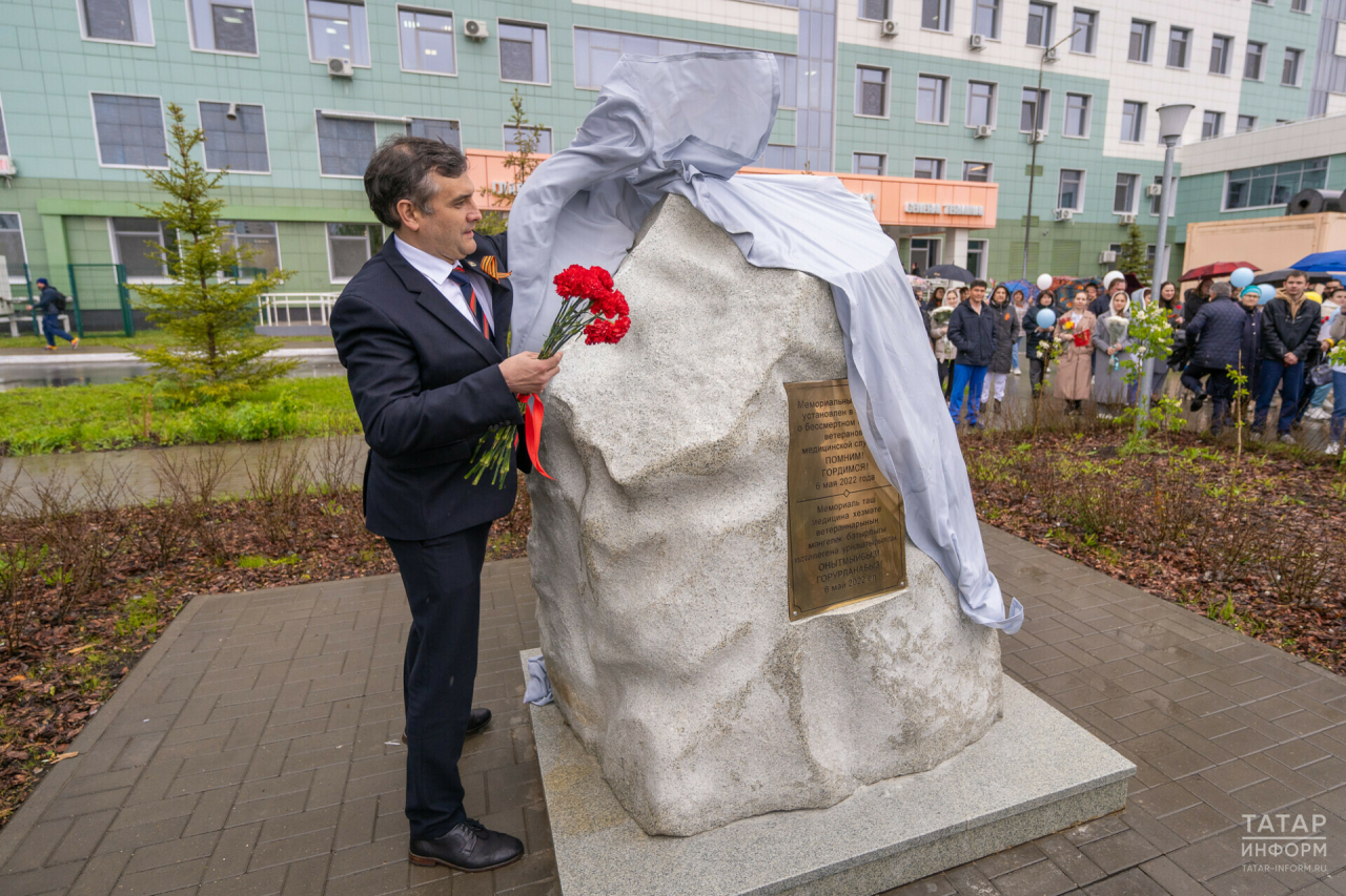 «Они подарили нам Победу»: в казанской больнице №7 открыли памятник ветеранам-медикам