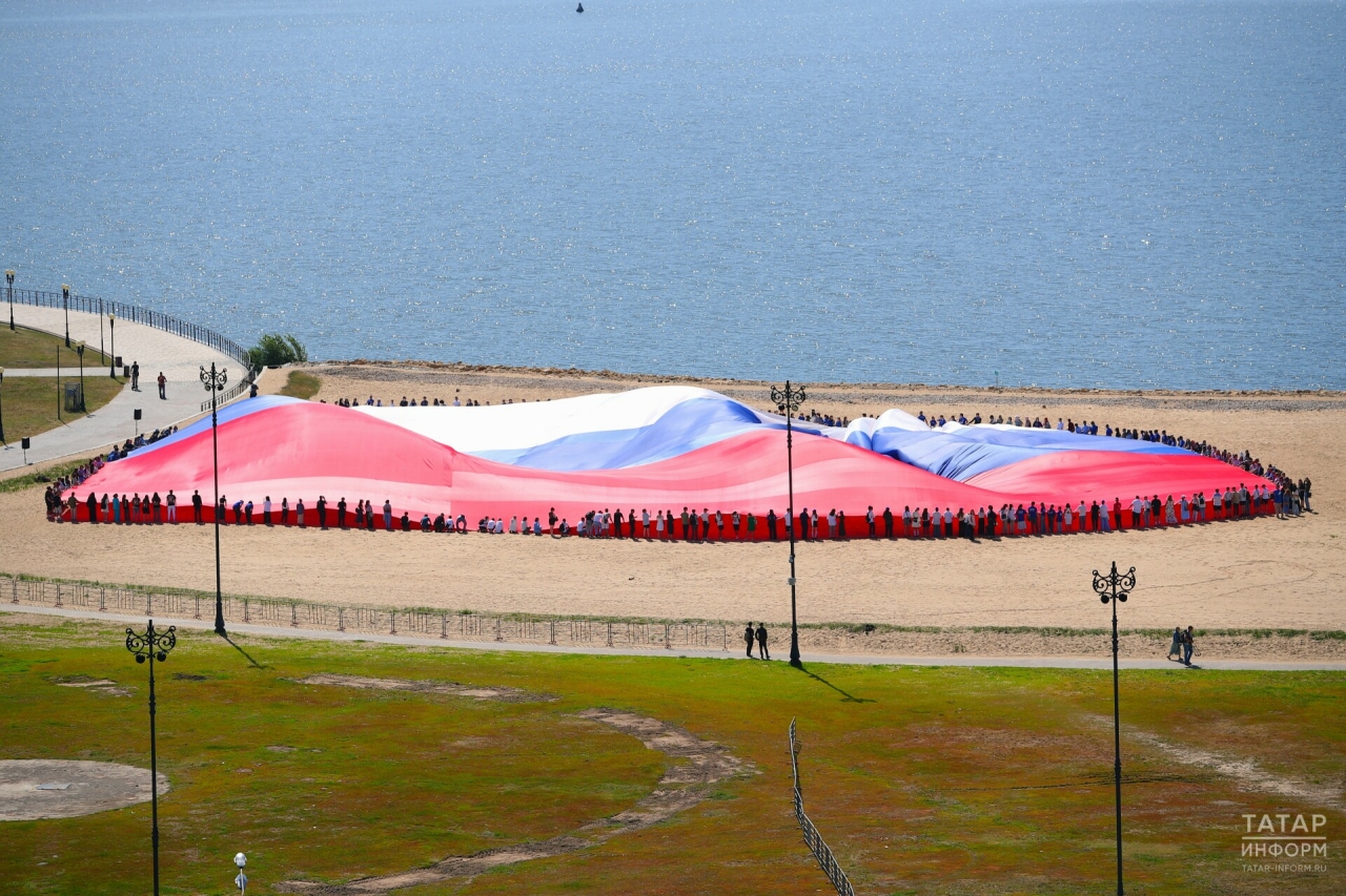 У казанской «Чаши» развернули самый большой российский флаг