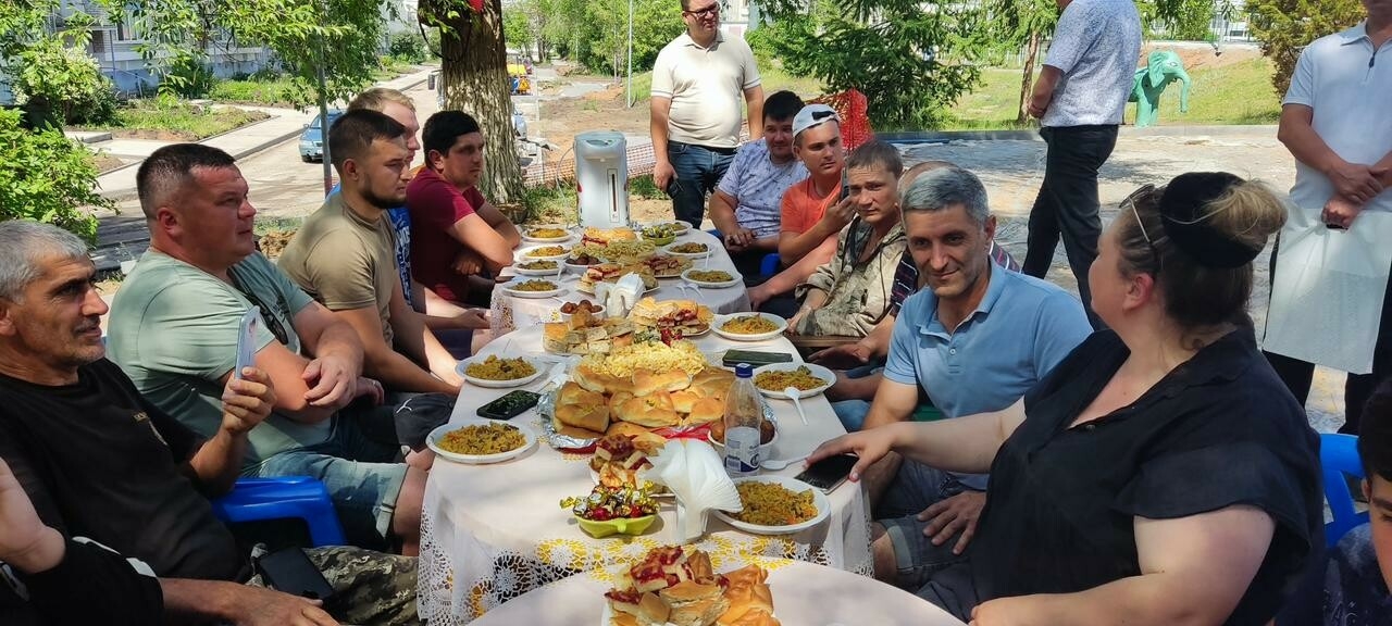 Челнинцы устроили праздничный обед для строителей «Нашего двора»