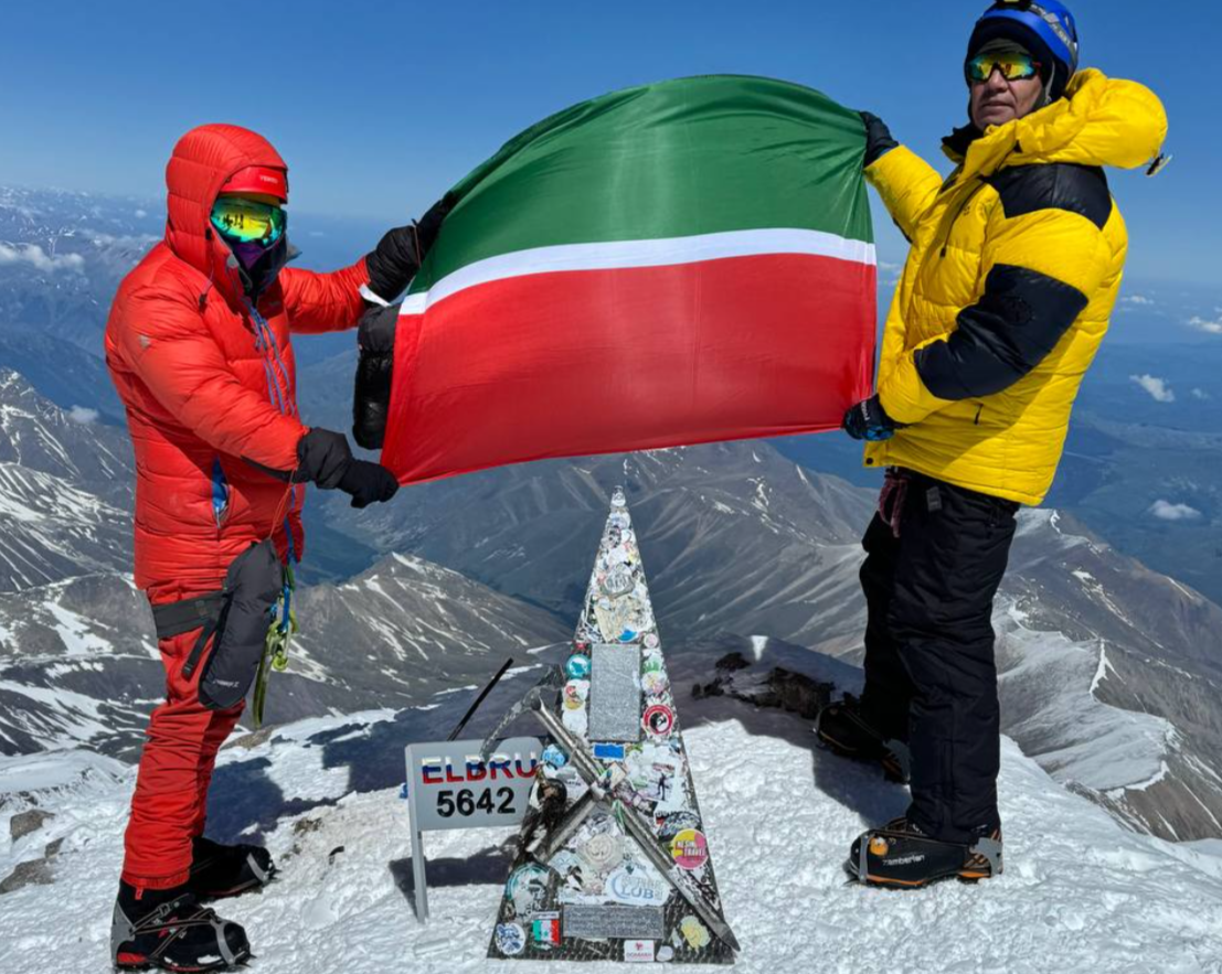 Челнинцы подняли на вершину Эльбруса флаг Татарстана и чак-чак
