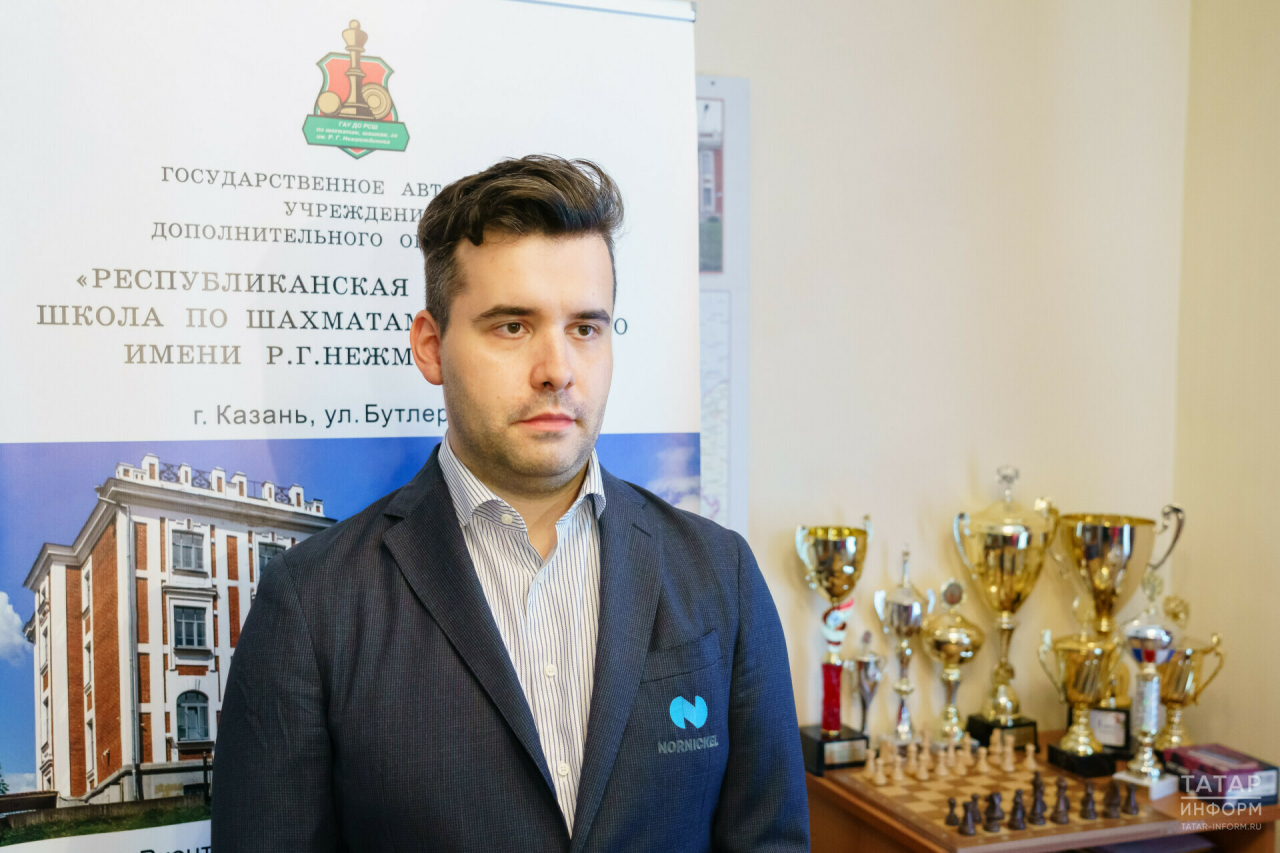 Ян Непомнящий встретился с юными шахматистами в Казани