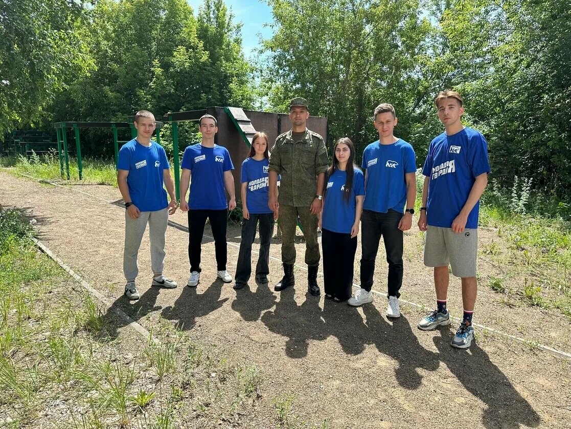 Герой России Баксиков провел для молодогвардейцев курс молодого бойца