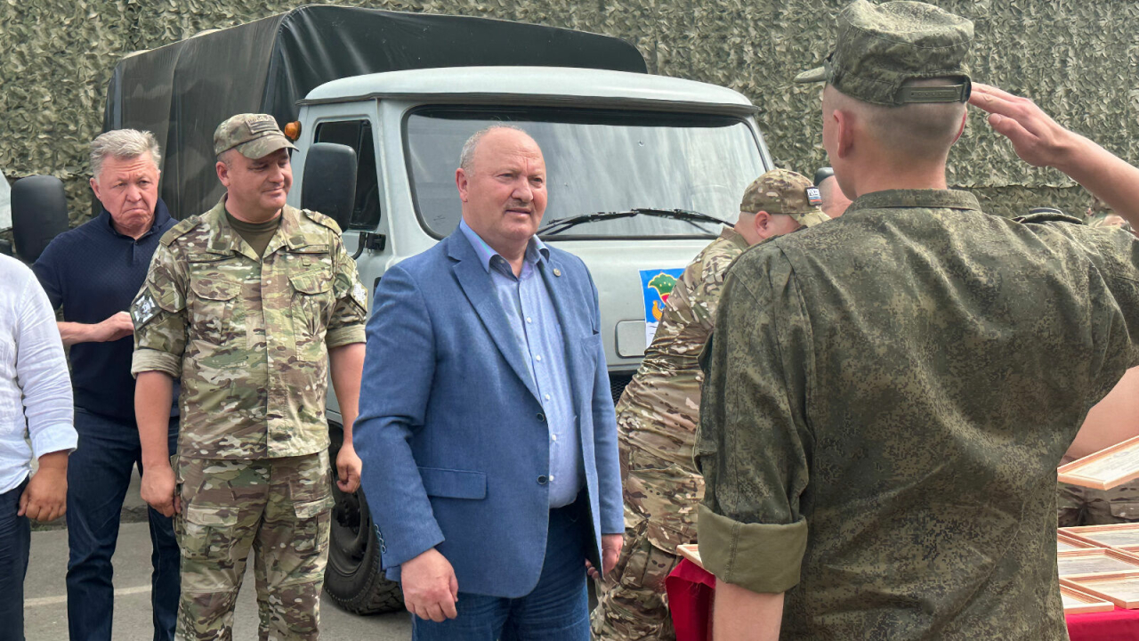 Ахметшин и Магдеев передали бойцам три «УАЗа», квадроцикл и шесть мотоциклов